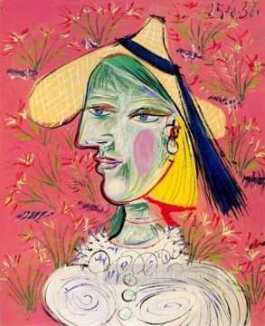 Pablo Picasso Painting - Mujer con sombrero de paja sobre fondo floral cubista de 1938 Pablo Picasso